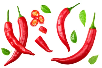 Foto auf Acrylglas Scharfe Chili-pfeffer in Scheiben geschnittene rote scharfe Chilischoten auf weißem Hintergrund Draufsicht isoliert