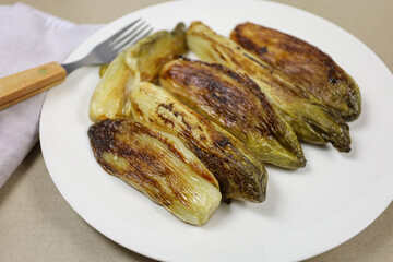 endives braisées dans une assiette