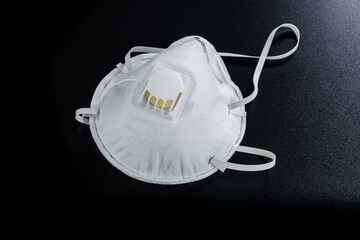 FFP2 Maske / Mundschutz / Corona Maske auf schwarzem Hintergrund