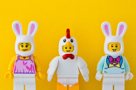 Lippstadt - Deutschland 11. Juni 2020 Lego Osterhasen mit Huhn