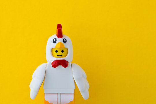 Lippstadt - Deutschland 11. Juni 2020 Lego Huhn vor gelben Hintergrund