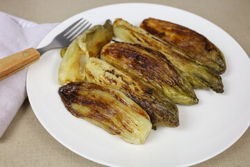 endives braisées dans une assiette
