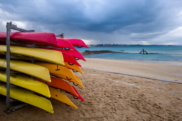 colorful kayaks on the beach of Saint Malo, Brittany, France - obrazy, fototapety, plakaty