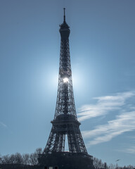 Fototapeta na wymiar Vue Tour Eiffel avec Soleil au centre