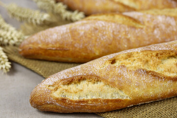 baguettes de pain française sur une table