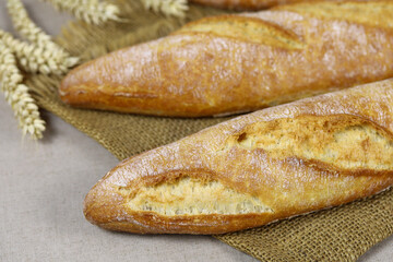 baguettes de pain française sur une table
