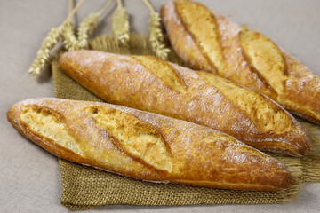 baguettes de pain française sur une table