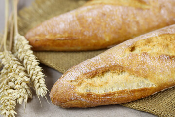 baguettes de pain française sur une table