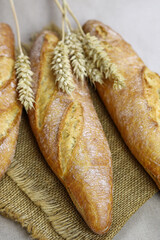 baguettes de pain française sur une table