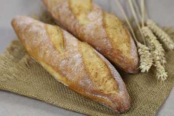 baguettes de pain française sur une table