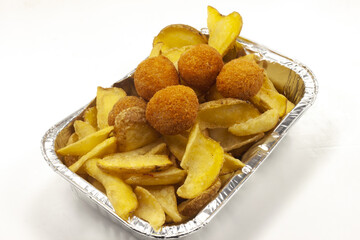 porzione di patatine con polpette di carne cotte al forno