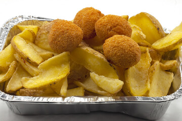 porzione di patatine con polpette di carne cotte al forno