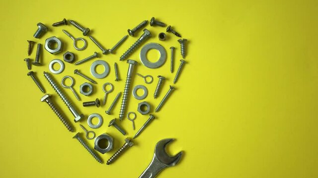 corazon hecho de tornillos, tuercas y piezas metalicas.