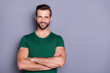 Obraz premium Photo of attractive guy business man boss worker person neat hairdo bristle smiling beaming good mood arms crossed wear casual green t-shirt isolated grey color background