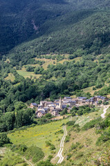 Naklejka na ściany i meble Vue sur un village des Pyrénées