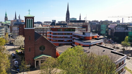 Obraz premium Hamburg. Kirche Kleiner Michel an der Ludwig-Erhard-Straße, Katholische Pfarrkirche St. Ansgar und St. Bernhard