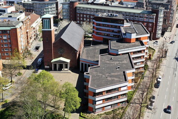 Fototapeta premium Hamburg. Kirche Kleiner Michel an der Ludwig-Erhard-Straße, Katholische Pfarrkirche St. Ansgar und St. Bernhard