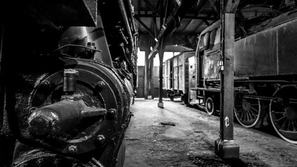 Stare lokomotywy stoją w zajezdni kolejowej jako pamiątki polskiej przeszłości - obrazy, fototapety, plakaty
