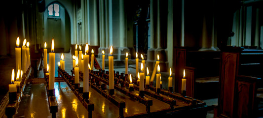 Świecznik z płonącymi świecami w kościele