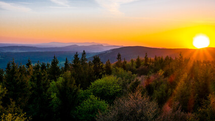 Ostatnie promienie słońca z żelaznej wieży widokowej w Górach Sowich © RITHOR