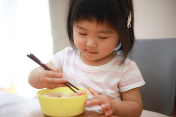 食事する女の子