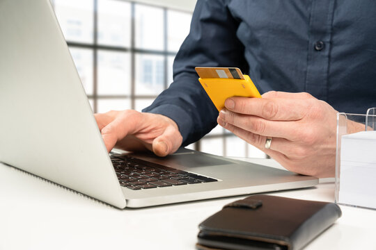 online banking using a card reader on a laptop