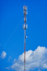 Obraz premium Telecommunication tower of 4G and 5G cellular. Cell Site Base Station. Wireless Communication Antenna Transmitter. Telecommunication tower with antennas against blue sky background.