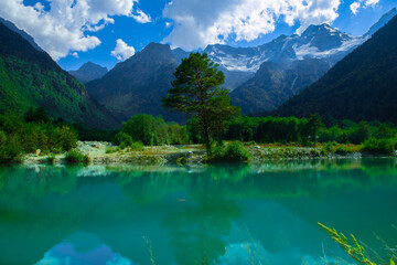 Fototapeta na wymiar alpine lake on a background of mountains