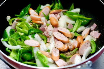 野菜炒め（料理中）
