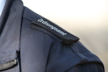 Konzept Ordnung und Sicherheit: Extreme Nahaufnahme des Schriftzuges Ordnungsamt auf der...