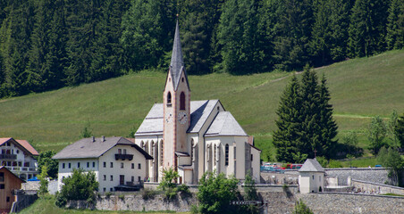 Fototapeta premium Dorfkirche in den Alpen