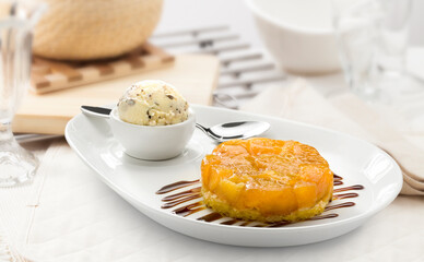 APPLE  Tatin con helado de vainilla. APPLE Tatin with vanilla ice cream.