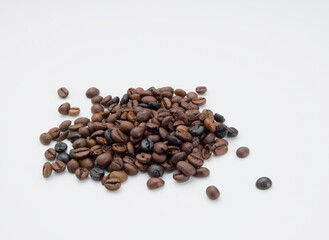 cafe en grano sobre fondo blanco, de cerca.  coffee beans on white 