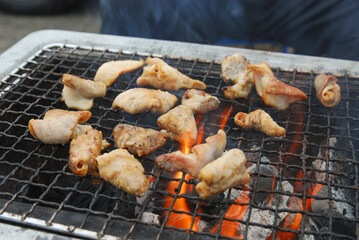 炭火のホルモン焼き　網と炎　屋外（アウトドア）