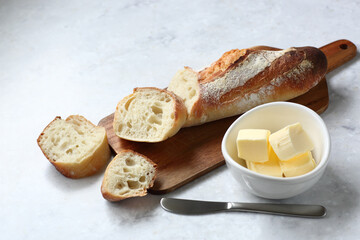カットしたバゲットとバター