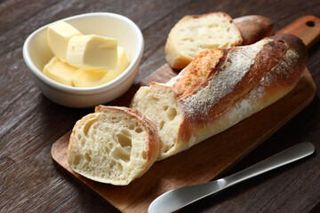 カットしたバゲットとバター