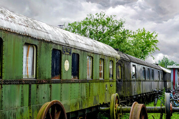 Verwitterte, heruntergekommen Eisenbahnwaggons an einem regnerischen Tag
