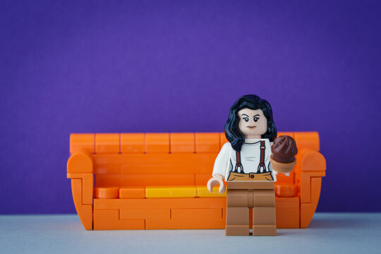 Lippstadt - Deutschland 11. Juni 2020 Lego Monica Geller mit einem Cupcake