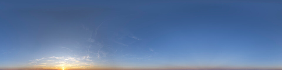 Nahtloses Panorama mit Sonnenuntergang - Himmel als 360-Grad-Ansicht zur Verwendung in 3D-Grafiken...