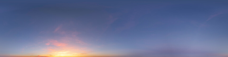 Nahtloses Panorama mit abendlichem Himmel 360-Grad-Ansicht mit wenig Wolken zur Verwendung in...