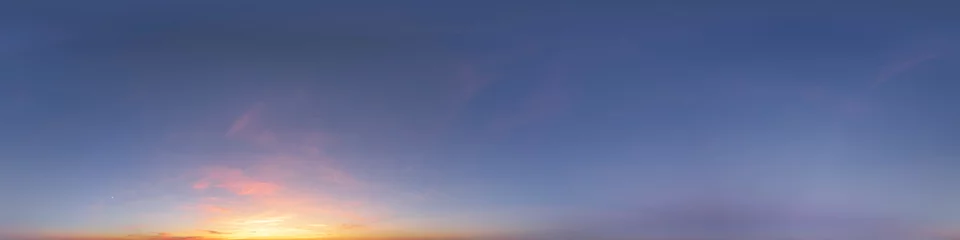 Nahtloses Panorama mit abendlichem Himmel 360-Grad-Ansicht mit wenig Wolken zur Verwendung in 3D-Grafiken als Himmelskuppel oder zur Nachbearbeitung von Drohnenaufnahmen © ARochau