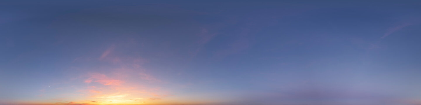 Nahtloses Panorama mit abendlichem Himmel 360-Grad-Ansicht mit wenig Wolken zur Verwendung in 3D-Grafiken als Himmelskuppel oder zur Nachbearbeitung von Drohnenaufnahmen
