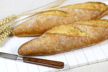 baguettes de pain française sur une table
