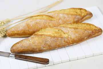 baguettes de pain française sur une table