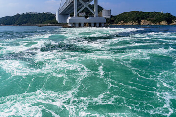 鳴門海峡の渦潮と大鳴門橋