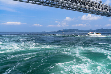 Fototapeta na wymiar 鳴門海峡の渦潮と大鳴門橋