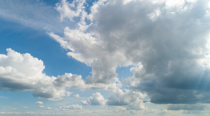 Weiße Wolken und blauer Himmel mit der Drohne fotografiert 