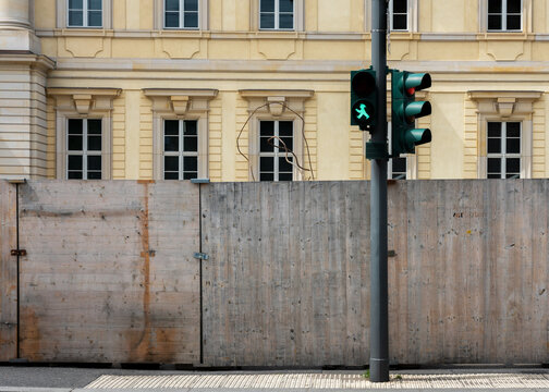 Ampel am Bauzaun