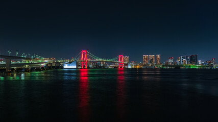 レインボーブリッジ、赤色のライトアップ 富士見橋から