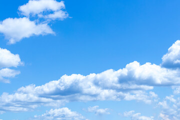 Fototapeta na wymiar Blauer Himmel mit Dicken Wolkengebilde
